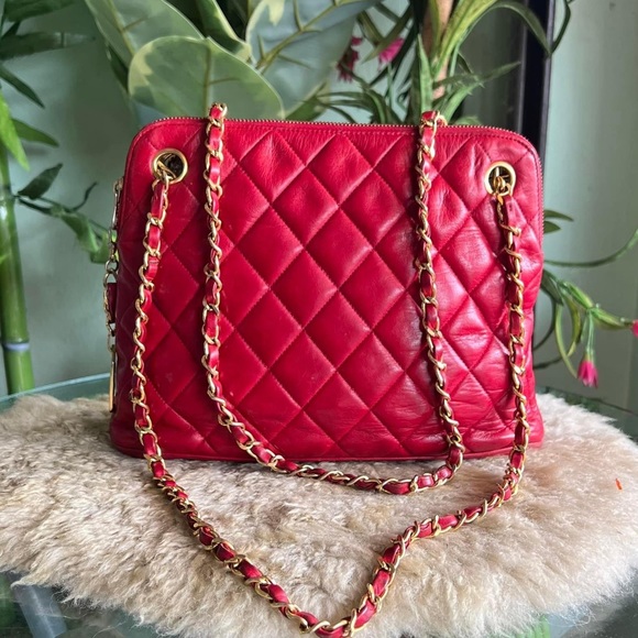 ⭐️CHANEL⭐️ Vintage Small tote lamb skin, shopping bag, shoulder bag, Gold charm